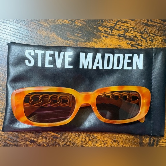 Steve Madden Amber Sunglasses with Chain Accent - Picture 2 of 5